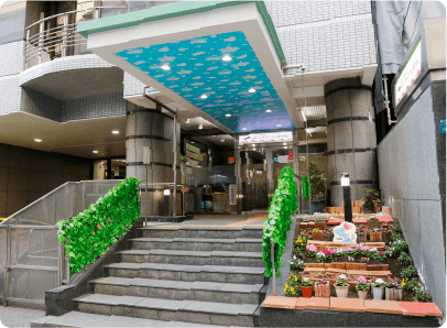 Khuôn viên trước tòa nhà